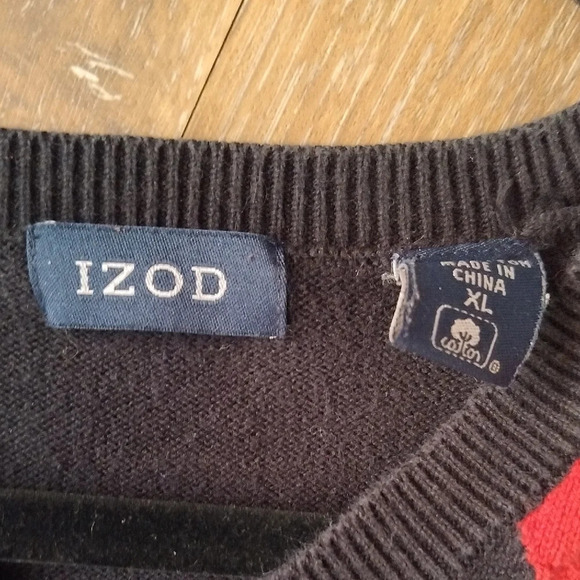 Izod V-Neck Sweater Black and Red Argyle Design - Picture 2 of 3